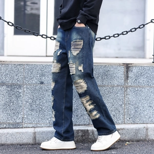 Jean bleu large pour hommes avec détails déchirés et délavage prononcé pour un style urbain chic