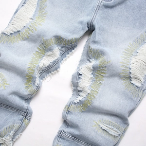 Jean bleu clair rétro déchiré avec broderie zigzag jaune et détails en denim usé