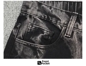 Vue détaillée de la poche avant et couture de la taille sur un jean noir délavé épais