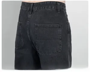 Vue détaillée des poches arrière robustes sur ce pantalon cargo noir en denim