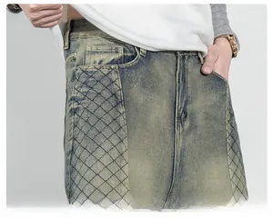 Détail du jean délavé vintage avec teinture jaune et surpiqûres en losanges matelassés