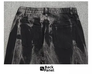Détail du jean denim noir délavé marbré montrant les poches arrière et la taille élastique