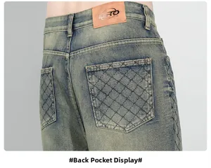 Gros plan des poches arrière de jeans vintage avec broderies matelassées et patch en cuir