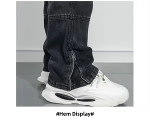 Détail de la fermeture éclair métallique à l'ourlet du pantalon cargo en denim noir