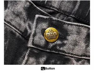 Gros plan sur le denim épais noir snow wash avec un bouton vintage en métal doré gaufré