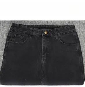 Détail de la taille d'un jean cargo noir pour homme avec bouton en métal et passants