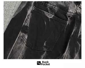 Vue détaillée de la poche arrière sur un jean noir délavé épais avec texture vintage