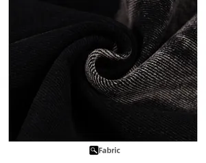Gros plan sur la texture du tissu denim sergé noir lourd avec des plis en spirale