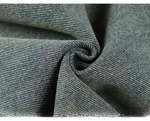 Vue macro du tissu denim bleu épais avec texture de tissage sergé diagonal visible