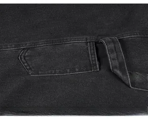 Détails d'un jean cargo noir en sergé avec boucle pour marteau et poche renforcée