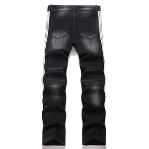 Vue détaillée du jean noir avec bandes blanches latérales et effet délavé vintage