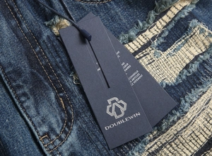 Détail d'un jean punk vintage montrant la texture denim et l'étiquette de marque Doublewin