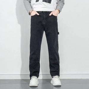 Jeans cargo homme gris foncé à coupe droite avec design minimaliste multi-poches