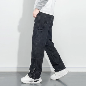 Jean cargo noir pour homme avec poches latérales et détail zippé au bas du pantalon