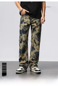 Détail d'un jean vintage street avec motif camouflage noir et jaune effet teinture à l'encre