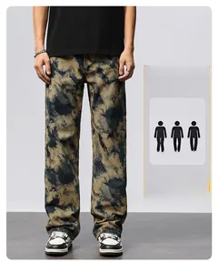 Gros plan d'un jean camouflage coupe droite pour homme au style workwear et motif classique