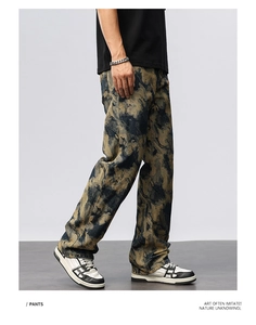 Détail du pantalon large à coupe droite avec texture peinture à l'huile et denim de haute qualité