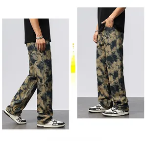 Pantalon cargo camouflage homme avec coupe droite large et finition délavée vintage
