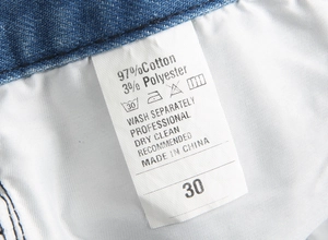 Vue détaillée de l'étiquette de lavage intérieure indiquant 97% coton et taille 30 du jean