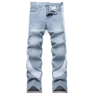 Jeans homme en denim délavé bleu clair avec bandes blanches latérales et style streetwear