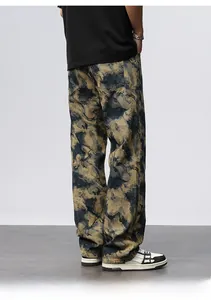 Vue arrière du jean tie-dye décontracté pour homme en bleu vintage et jaune sable
