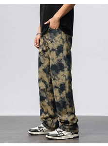 Vue détaillée du jean vintage camouflage pour homme avec une coupe droite et décontractée