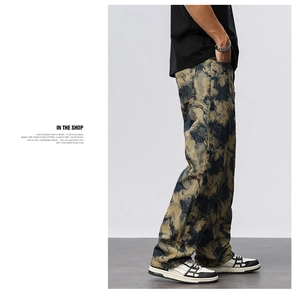 Détail de coupe droite décontractée pour ce jean camouflage rétro de style streetwear