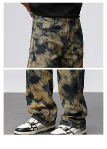 Vue détaillée du jean camouflage pour hommes avec texture denim lourde et rivets métal