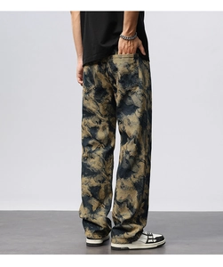 Détail du pantalon camouflage pour homme en denim avec coupe droite et design à cinq poches