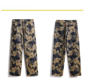 Détail du jean camouflage avec texture délavée prononcée et design à cinq poches