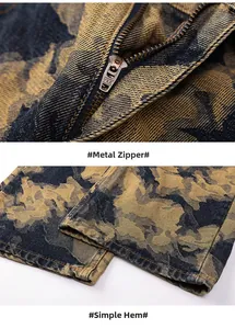 Détail macro du zip YKK et de l'ourlet sur le jean à motif camouflage vintage
