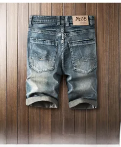 Détail du short en jean bleu vintage avec broderie de montagne sur la poche arrière