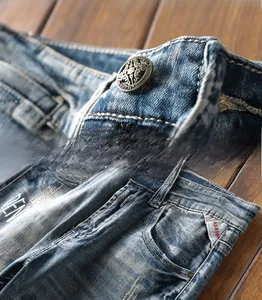 Détails du short en jean vintage avec bouton en cuivre, effet délavé et imprimé blanc