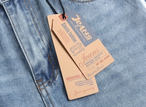 Gros plan des étiquettes vintage et des coutures jaunes sur un jean denim délavé