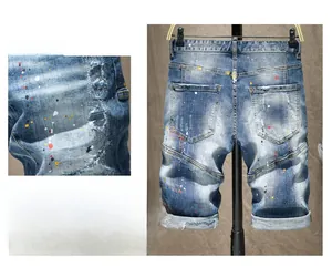 Détail du short en jean bleu avec éclaboussures de peinture colorées et patchs déchirés