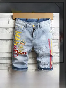 Gros plan détaillé d'un short en jean bleu clair avec broderie couronne et design déchiré