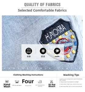 Détail de l'écusson brodé sur short en jean bleu clair avec instructions de lavage