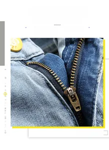 Gros plan sur la fermeture éclair YKK et les coutures du short en jean bleu clair