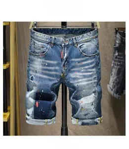 Détails du short en jean avec déchirures et éclaboussures de peinture colorée