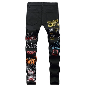 Pantalon en jean noir coupe ajustée pour homme avec imprimés graffiti colorés sur l'arrière