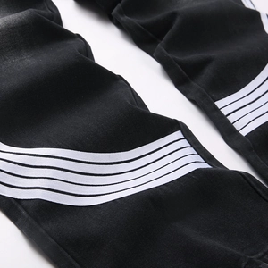 Jean homme noir style street avec bandes latérales blanches et coupe droite décontractée