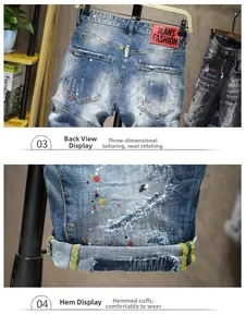 Détail du short en jean bleu avec taches de peinture et étiquette de mode jeans