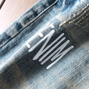 Short en jean rétro pour homme, coupe ample, avec imprimé DENIM et texture délavée