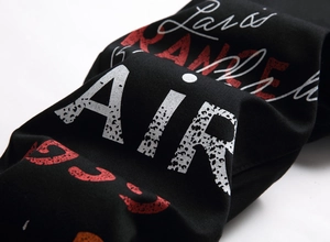 Gros plan sur un jean noir avec imprimé graphique AIR Paris Paname de style urbain