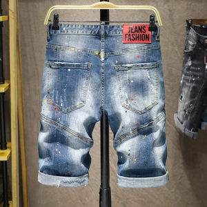 Short en jean homme avec effet usé, taches de peinture et ourlets roulés