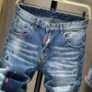 Short en jean bleu clair pour homme avec taches de peinture et détails de patchwork