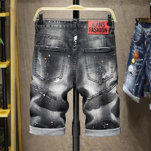 Pantaloncini di jeans grigi da uomo con schizzi di vernice, strappi e patch rossa sul retro