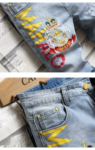 Détail du short en jean bleu clair avec broderie de qualité et imprimé Mahalo vif