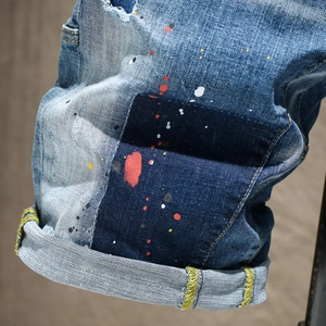 Short en jean style urbain pour homme avec taches de peinture et détails de patchwork