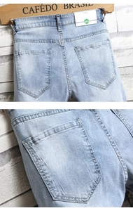 Détail de short en jean délavé bleu clair avec poches arrière et texture du tissu